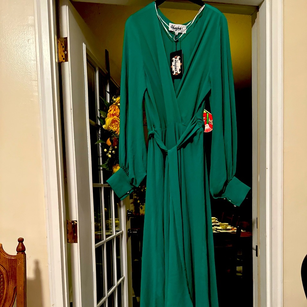 A luxurious dress  💚Emerald pearls,61” from shoulder to bottom of dress.